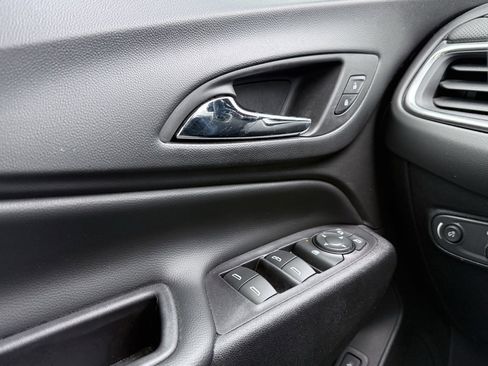 Used 2018 Chevrolet Equinox Premier image 11