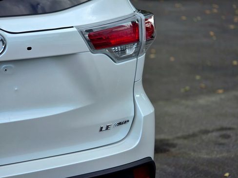Used 2016 Toyota Highlander LE AWD/4WD image 9