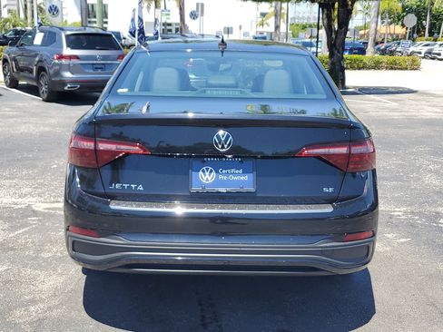 Certified 2022 Volkswagen Jetta SE FWD image 4