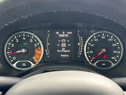 Used 2017 Jeep Renegade Latitude AWD/4WD image 18