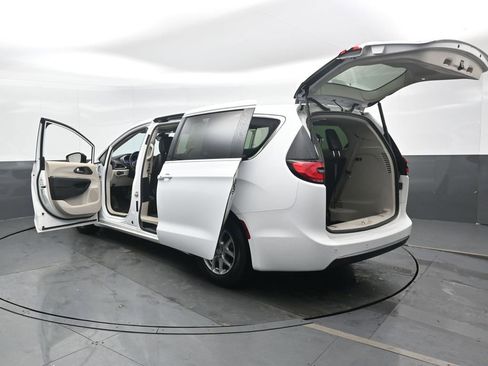 Used 2024 Chrysler Pacifica Touring-L image 50