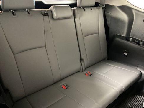 Used 2023 Toyota Highlander XLE AWD/4WD image 24