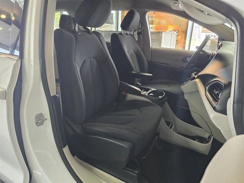 Used 2018 Chrysler Pacifica Touring Plus w/ Tire & Wheel Group image 15