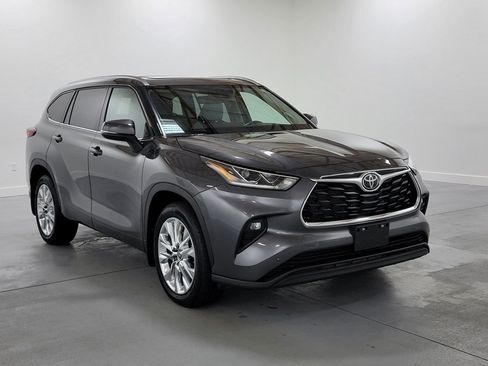 Used 2023 Toyota Highlander Limited AWD/4WD image 2