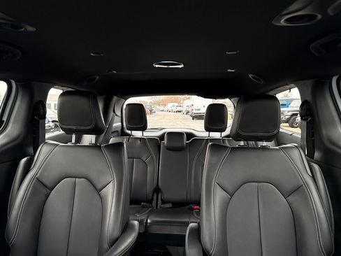 Used 2025 Chrysler Pacifica Select w/ Uconnect Theater Family Group image 28