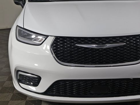 Used 2024 Chrysler Pacifica Touring-L image 13