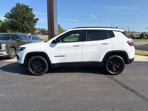 Used 2025 Jeep Compass Latitude w/ Convenience Group AWD/4WD image 5