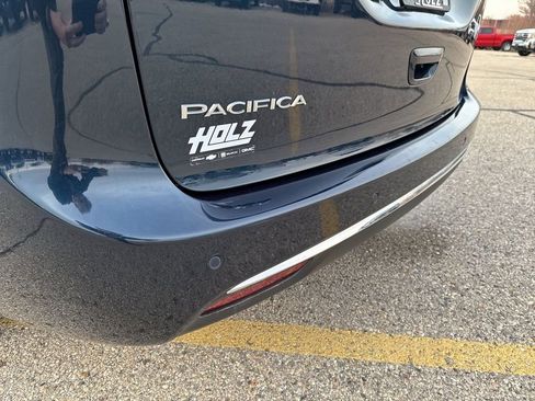 Used 2023 Chrysler Pacifica Touring-L FWD image 4