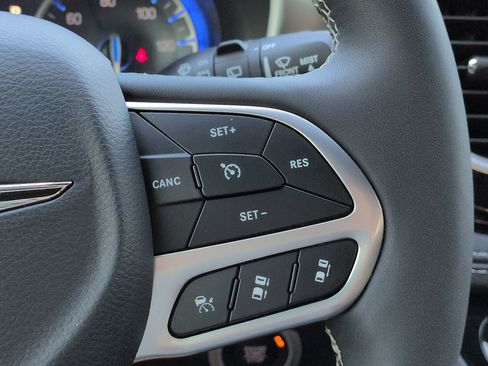 Used 2025 Chrysler Pacifica Select image 24