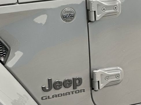 Used 2022 Jeep Gladiator Overland image 37