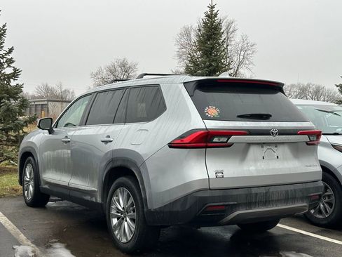 Used 2024 Toyota Grand Highlander Platinum image 2