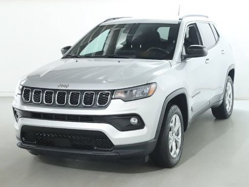 Used 2024 Jeep Compass Latitude AWD/4WD image 4