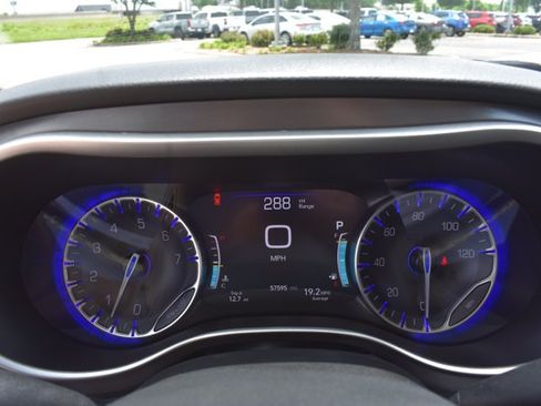 Used 2024 Chrysler Pacifica Touring-L FWD image 23