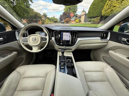 Used 2018 Volvo XC60 T5 Momentum w/ Convenience Package image 16