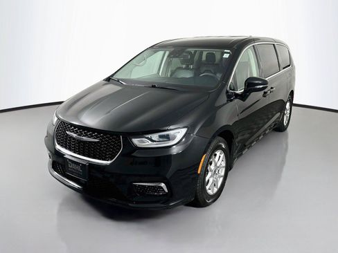 Used 2024 Chrysler Pacifica Touring-L FWD image 4