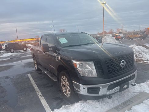 Used 2019 Nissan Titan SV w/ SV Convenience Package image 5