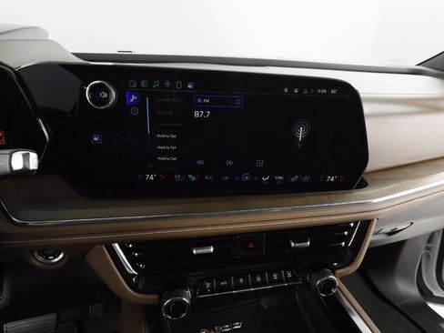 Used 2025 Chevrolet Suburban High Country image 41