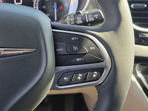 Used 2023 Chrysler Pacifica Touring-L image 6