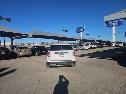 Used 2021 Ford Explorer XLT w/ Equipment Group 202A image 4