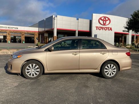 Used 2012 Toyota Corolla LE FWD image 7