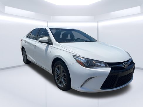 Used 2017 Toyota Camry SE FWD image 1