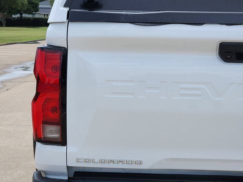 Used 2024 Chevrolet Colorado ZR2 w/ Technology Package AWD/4WD image 15