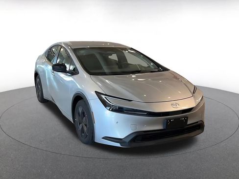 Used 2025 Toyota Prius LE image 3