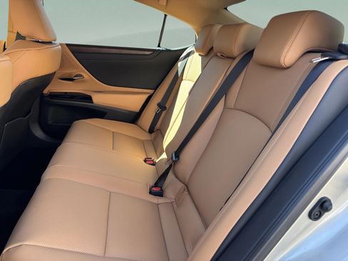 Used 2025 Lexus ES 300h w/ Premium Package image 27