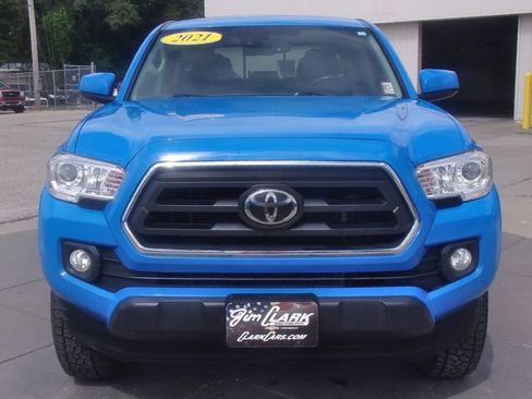 Used 2021 Toyota Tacoma SR5 AWD/4WD image 15