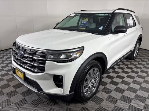 Certified 2025 Ford Explorer Active w/ Active Comfort Package image 3