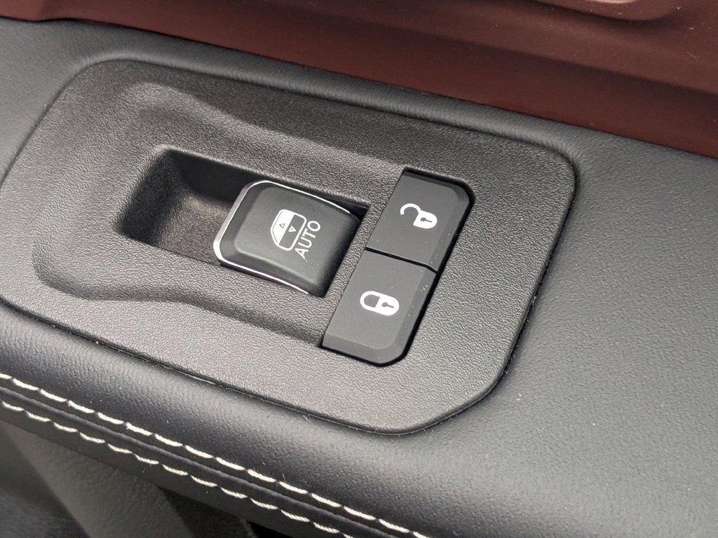 Used 2026 RAM 2500 Limited AWD/4WD image 32