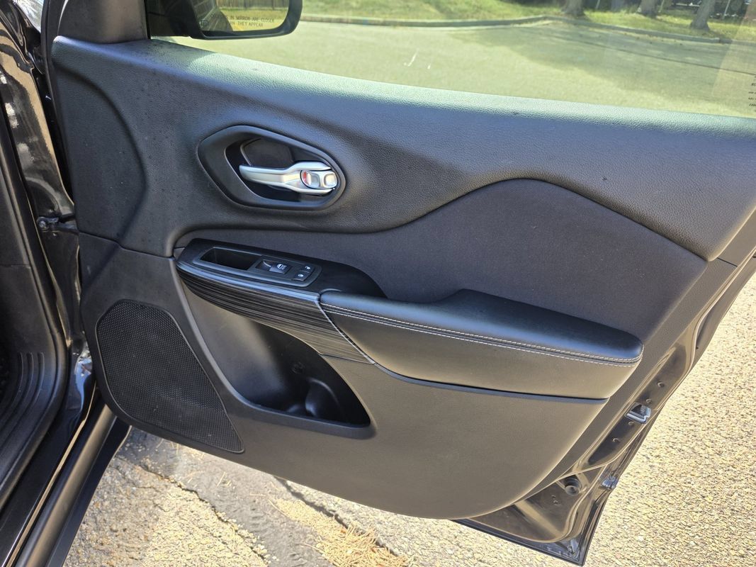 Used 2014 Jeep Cherokee Latitude w/ Cold Weather Group AWD/4WD image 21