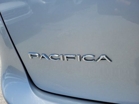 Used 2024 Chrysler Pacifica Touring-L FWD image 5