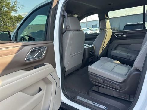 Used 2022 Chevrolet Suburban LT w/ Luxury Package RWD image 10