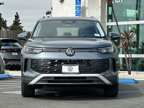 New 2025 Volkswagen Tiguan SE image 3