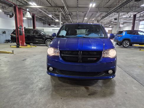 Used 2019 Dodge Grand Caravan SXT FWD image 2