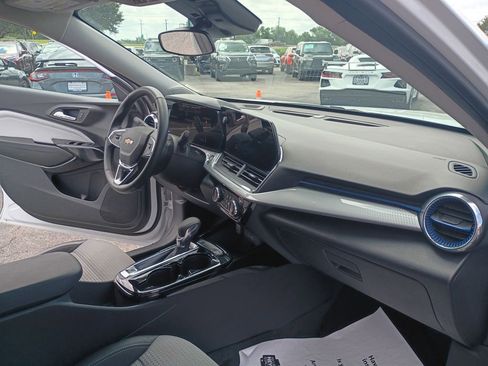 Used 2025 Chevrolet Trax LT w/ LT Convenience Package FWD image 15