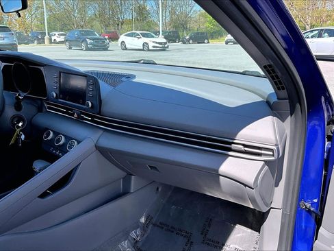 Used 2023 Hyundai Elantra SE FWD image 18