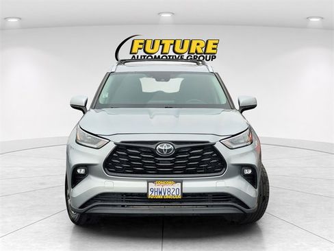 Used 2020 Toyota Highlander XLE image 3