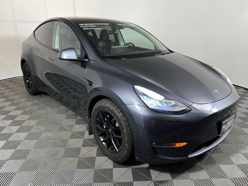 Used 2022 Tesla Model Y Long Range AWD/4WD image 3