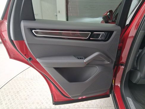 Certified 2023 Porsche Cayenne Coupe image 32