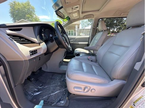 Used 2015 Toyota Sienna XLE w/ XLE Navigation Package FWD image 13