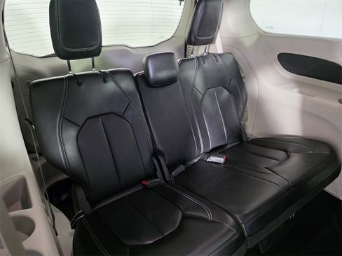 Certified 2023 Chrysler Pacifica Touring-L image 30