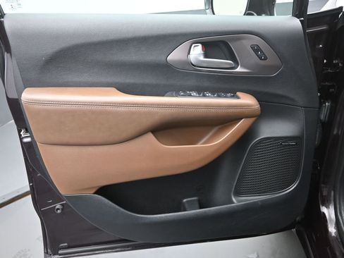 Used 2018 Chrysler Pacifica Limited image 12