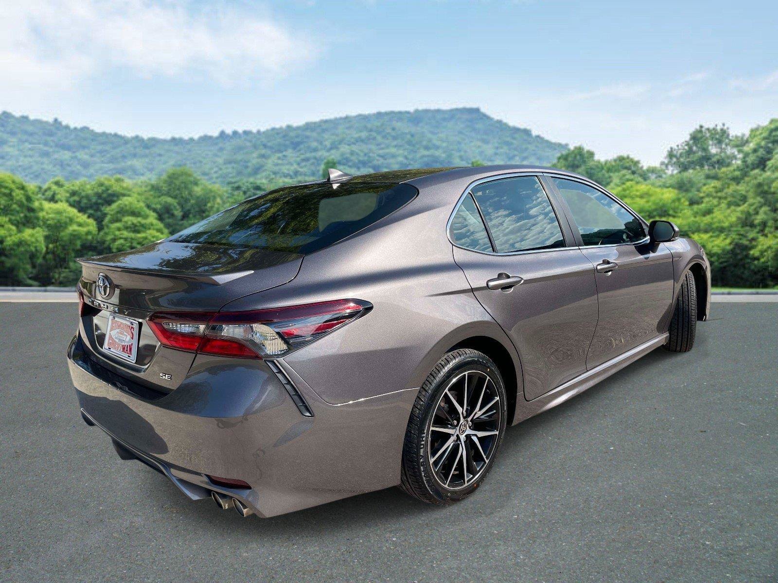 Used 2023 Toyota Camry SE FWD image 3
