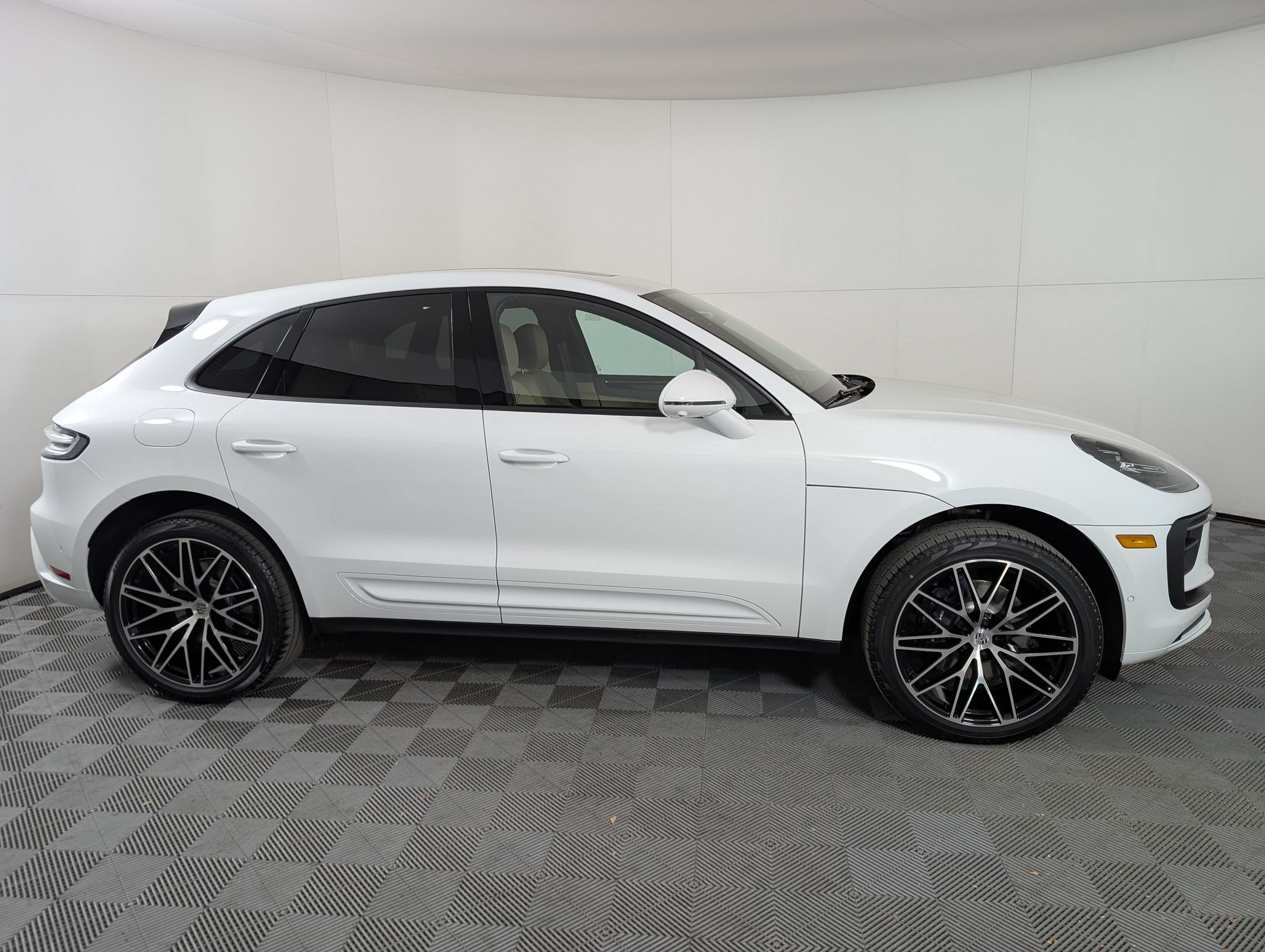 Certified 2026 Porsche Macan AWD/4WD image 9