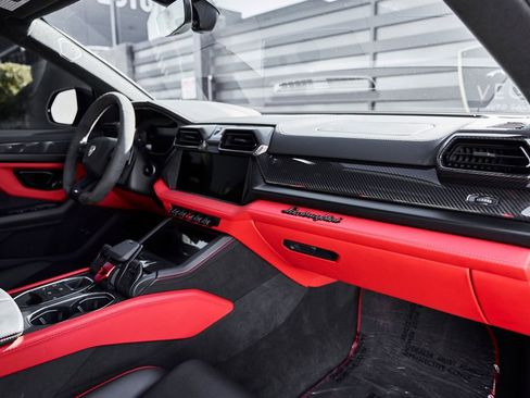 Used 2025 Lamborghini Urus Performante AWD/4WD image 40
