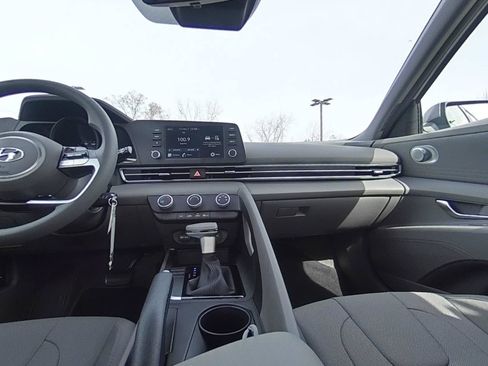 Used 2023 Hyundai Elantra SE FWD image 25