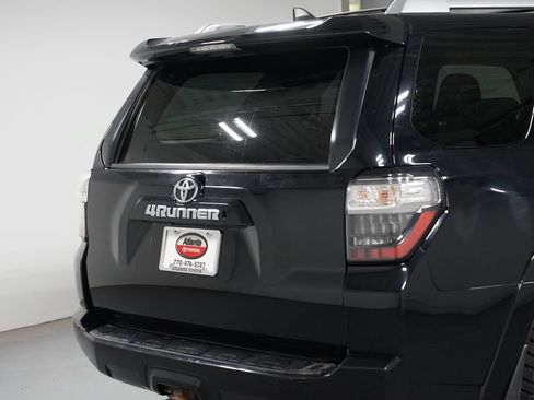 Certified 2017 Toyota 4Runner SR5 AWD/4WD image 9