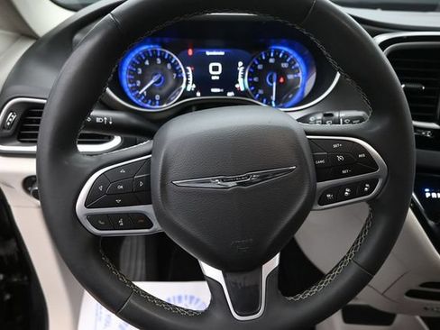 Used 2022 Chrysler Pacifica Touring-L FWD image 25